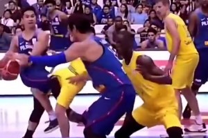 笑死！此前菲律宾男篮与澳大利亚男篮打架视频，配上这BGM真绝了